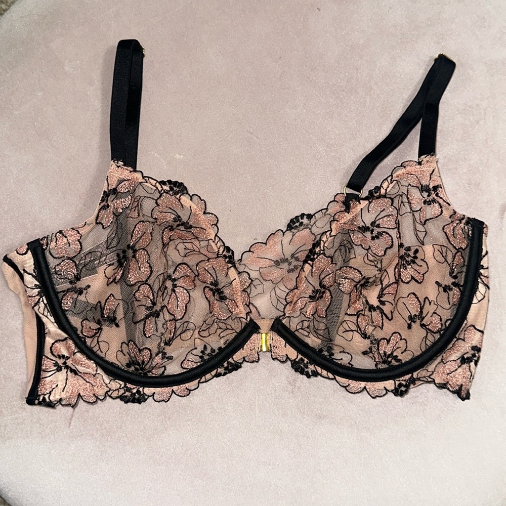 **LIKE NEW** VICTORIA SECRET BRA